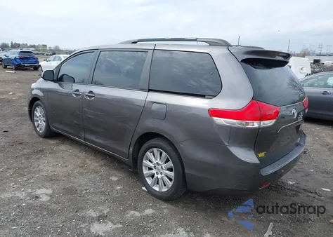 2013 Toyota Sienna Le 7 Passenger z USA, uszkodzony, nr VIN 5TDJK3DC5DS066762